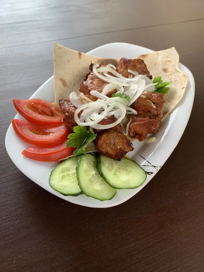 М'ясо з гриля в лаваші з помідорами, огірками та цибулею